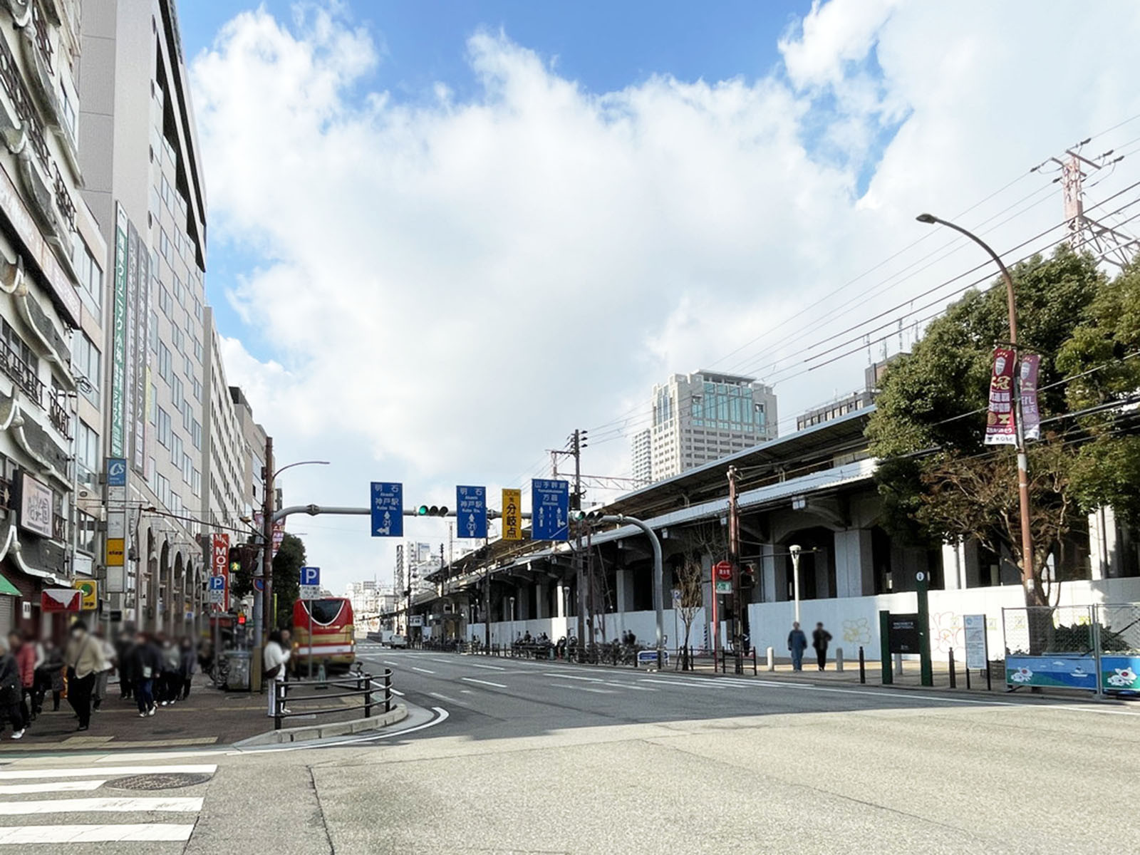 BEARE元町駅前ビル前面の通り