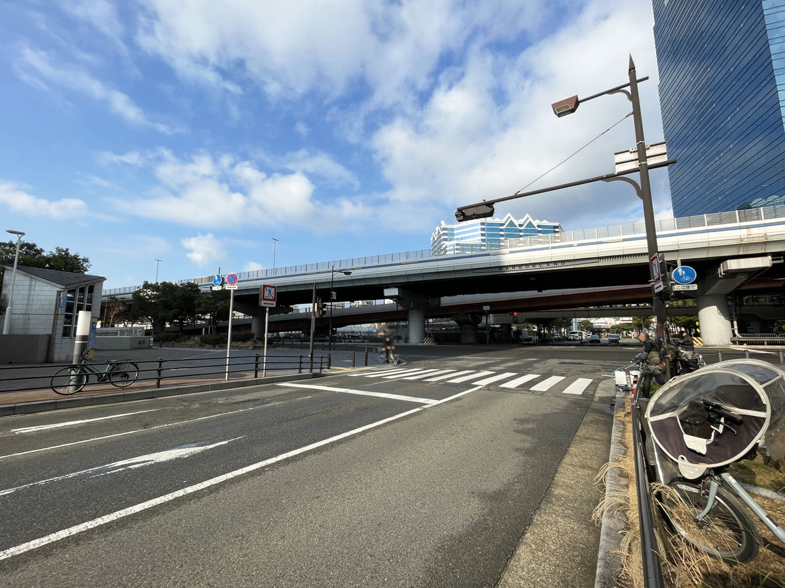 プロメナ神戸前面の通り