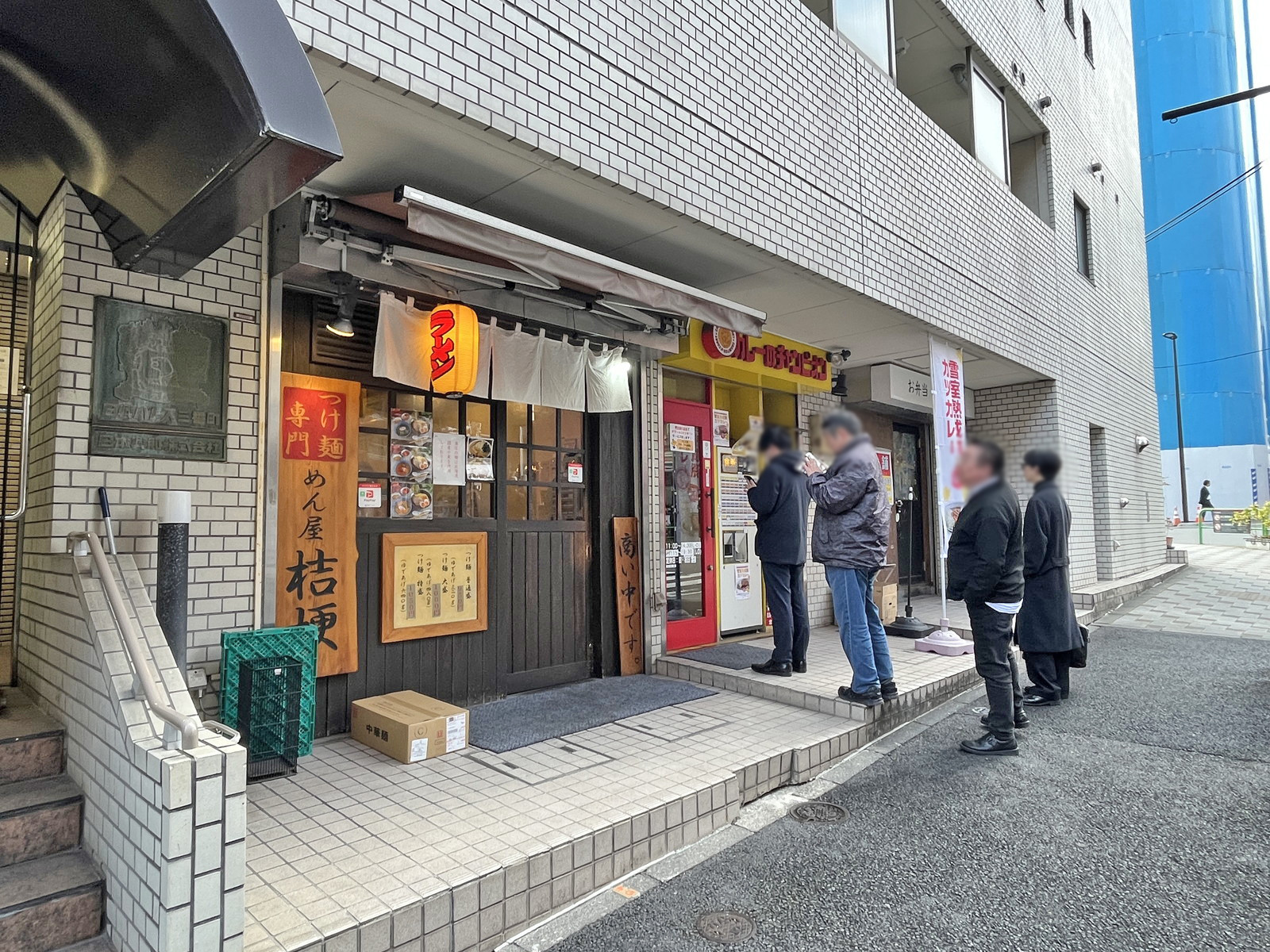 付近には飲食店が充実