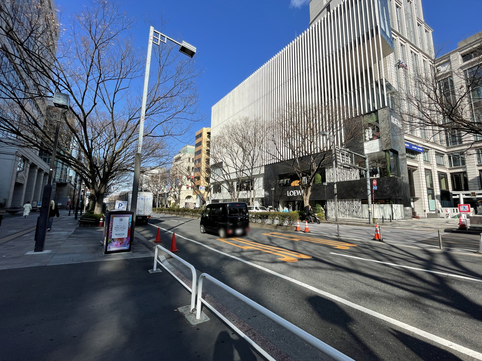 オフィスビル前面の通り