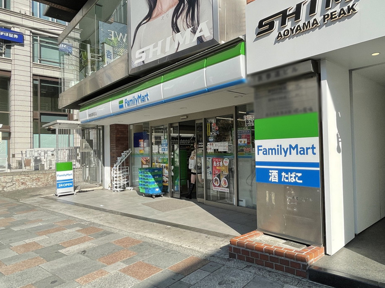 徒歩1分のファミリーマート表参道駅前店