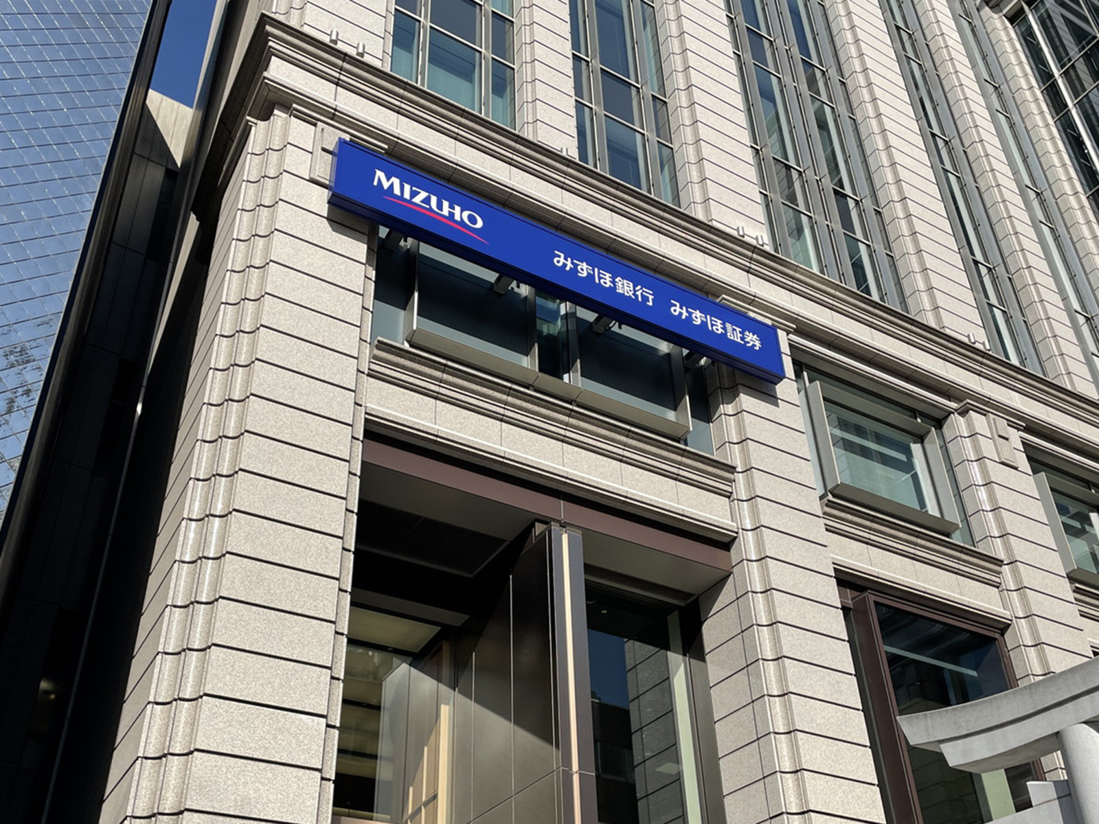 徒歩1分のみずほ銀行 青山支店