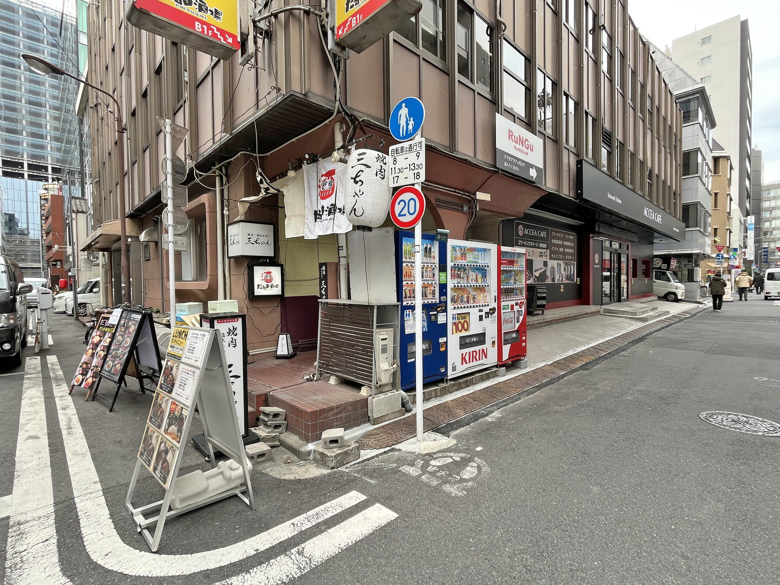 付近には飲食店が充実