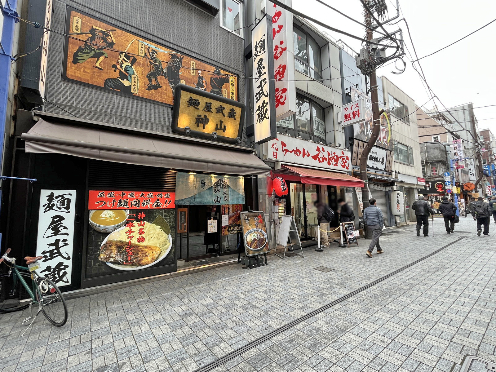 付近には飲食店が充実