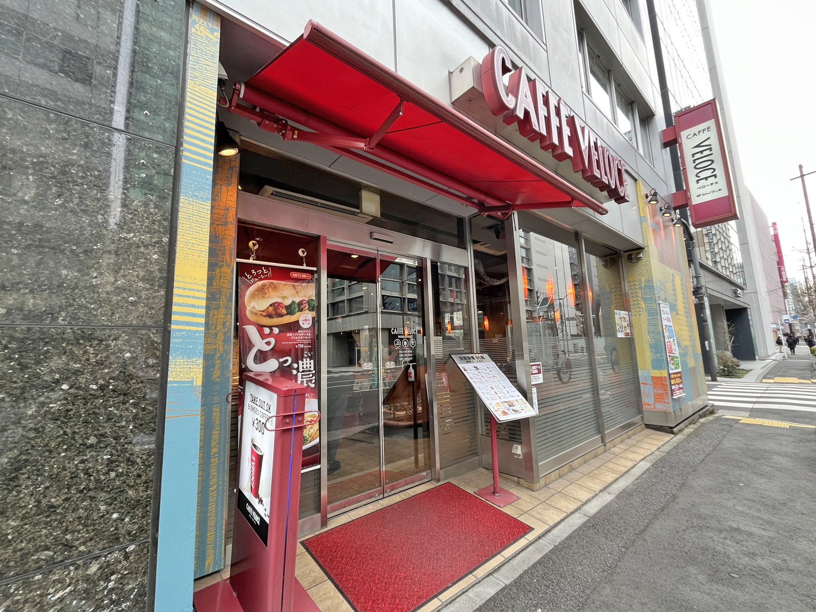 向かいの通りのベローチェ神田美土代町店