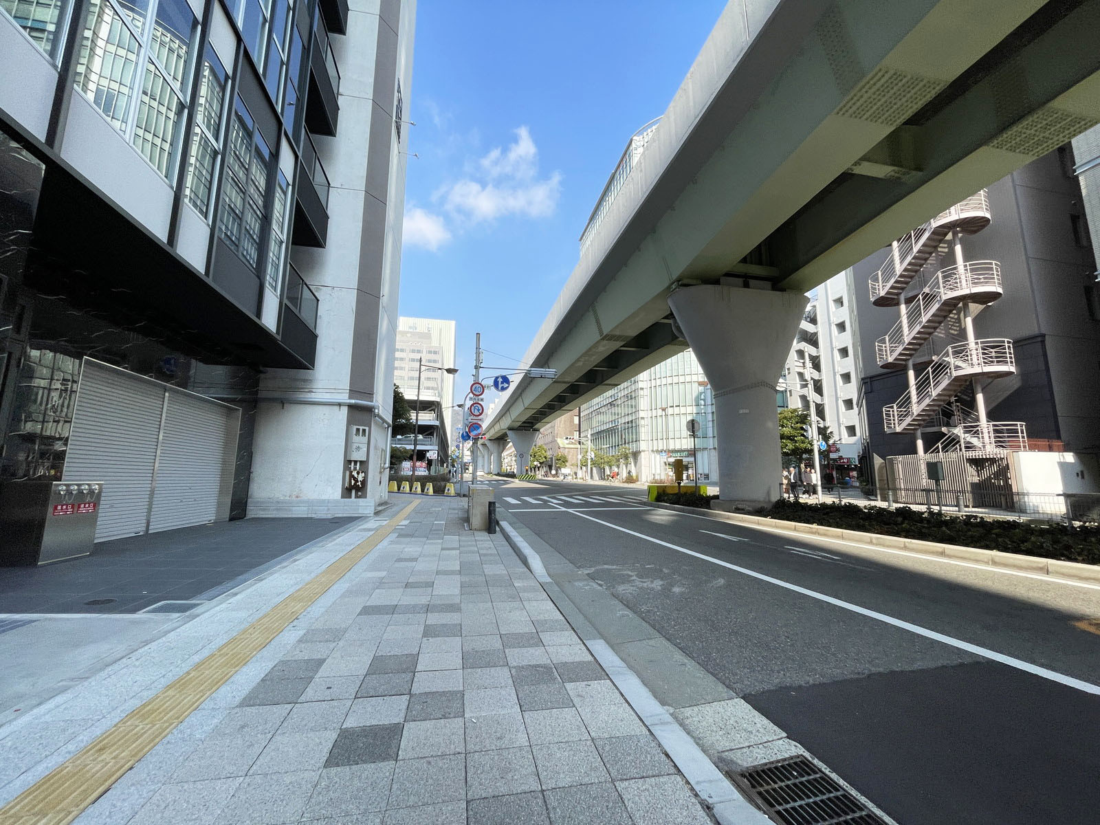 LINEA三宮前面の通り