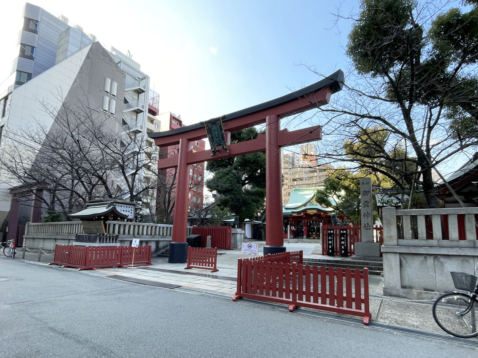 徒歩1分の御霊神社
