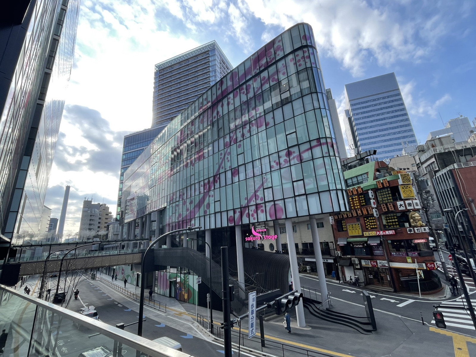 付近の渋谷サクラテラス
