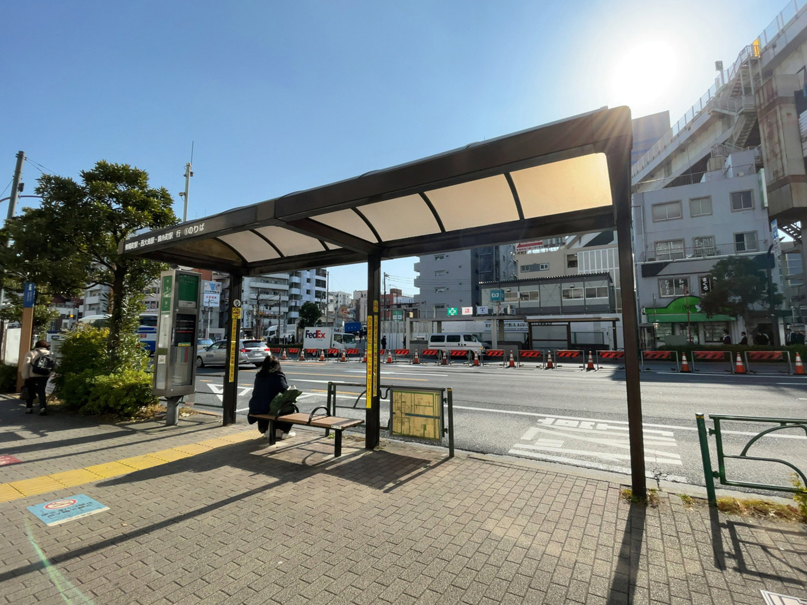 ビル前のバス停「木場駅前」