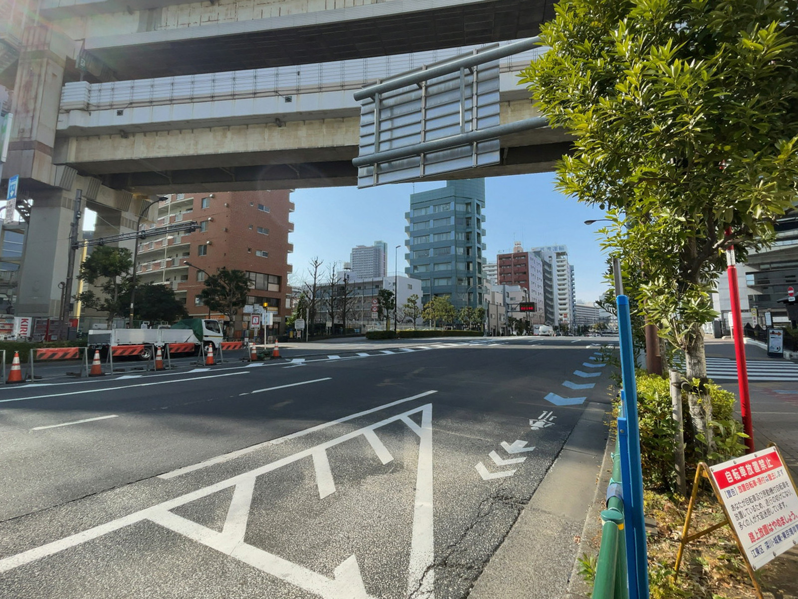 深川セントラルビル前面の通り