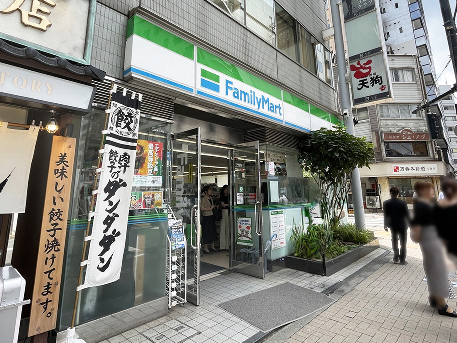 徒歩3分のファミリーマート 浜松町駅前店