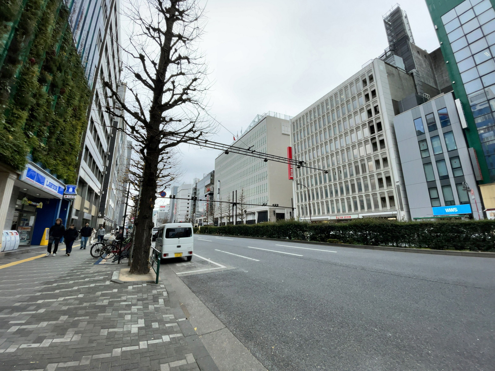 エキニア新宿前面の通り