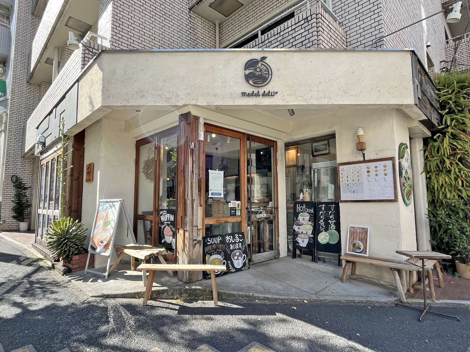 徒歩2分のカフェmedel deli