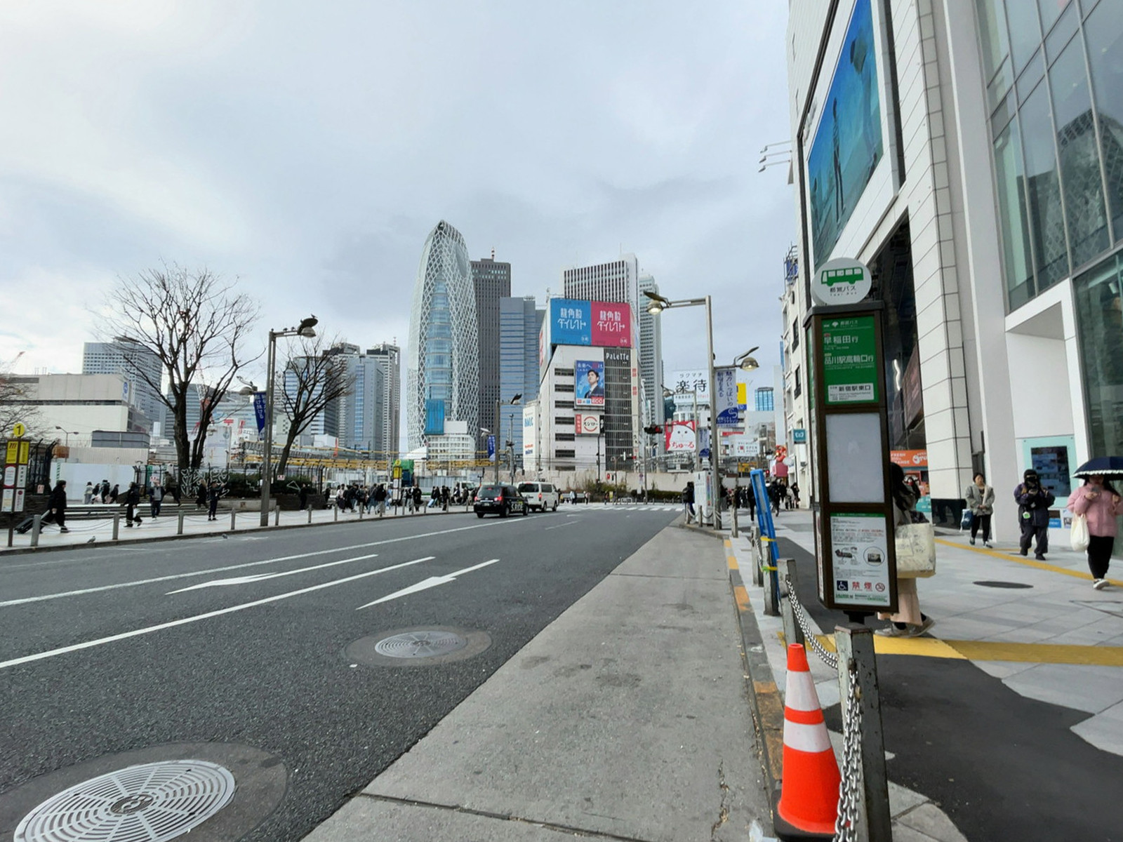 NEWNO・GS新宿前面の通り