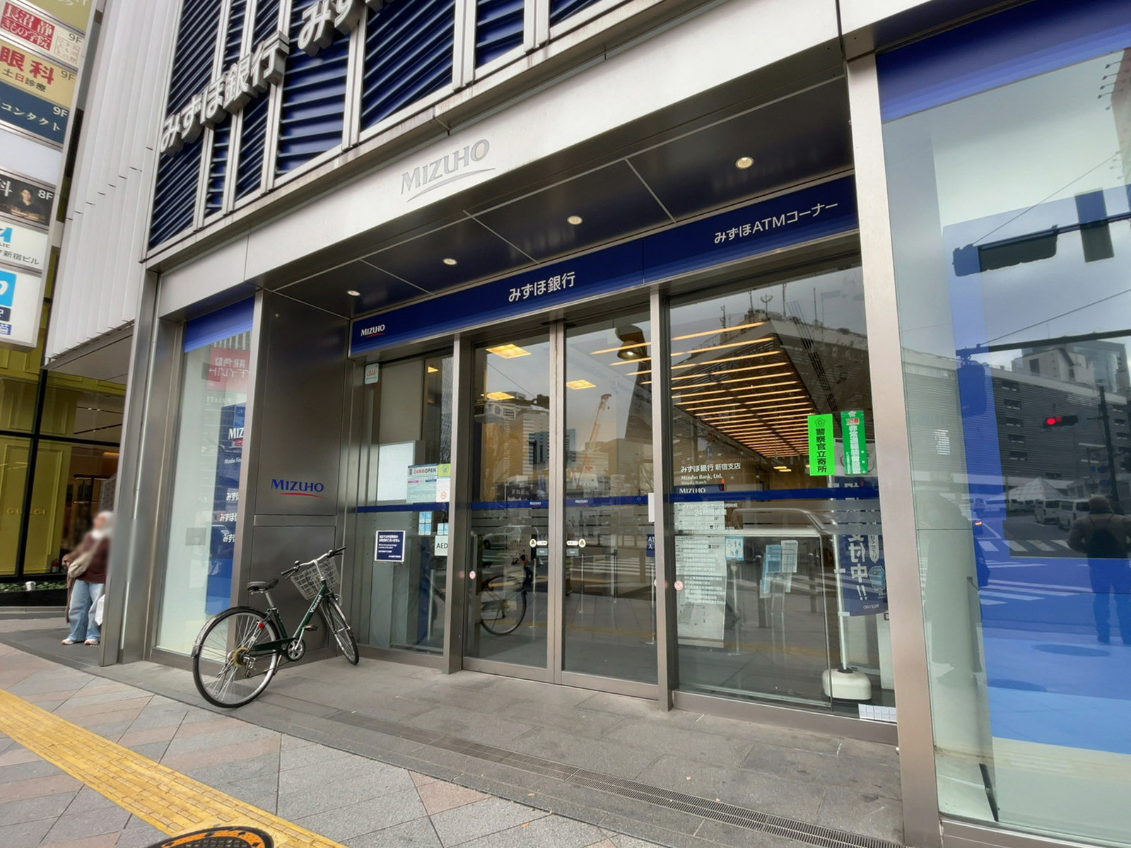 徒歩1分のみずほ銀行 新宿支店