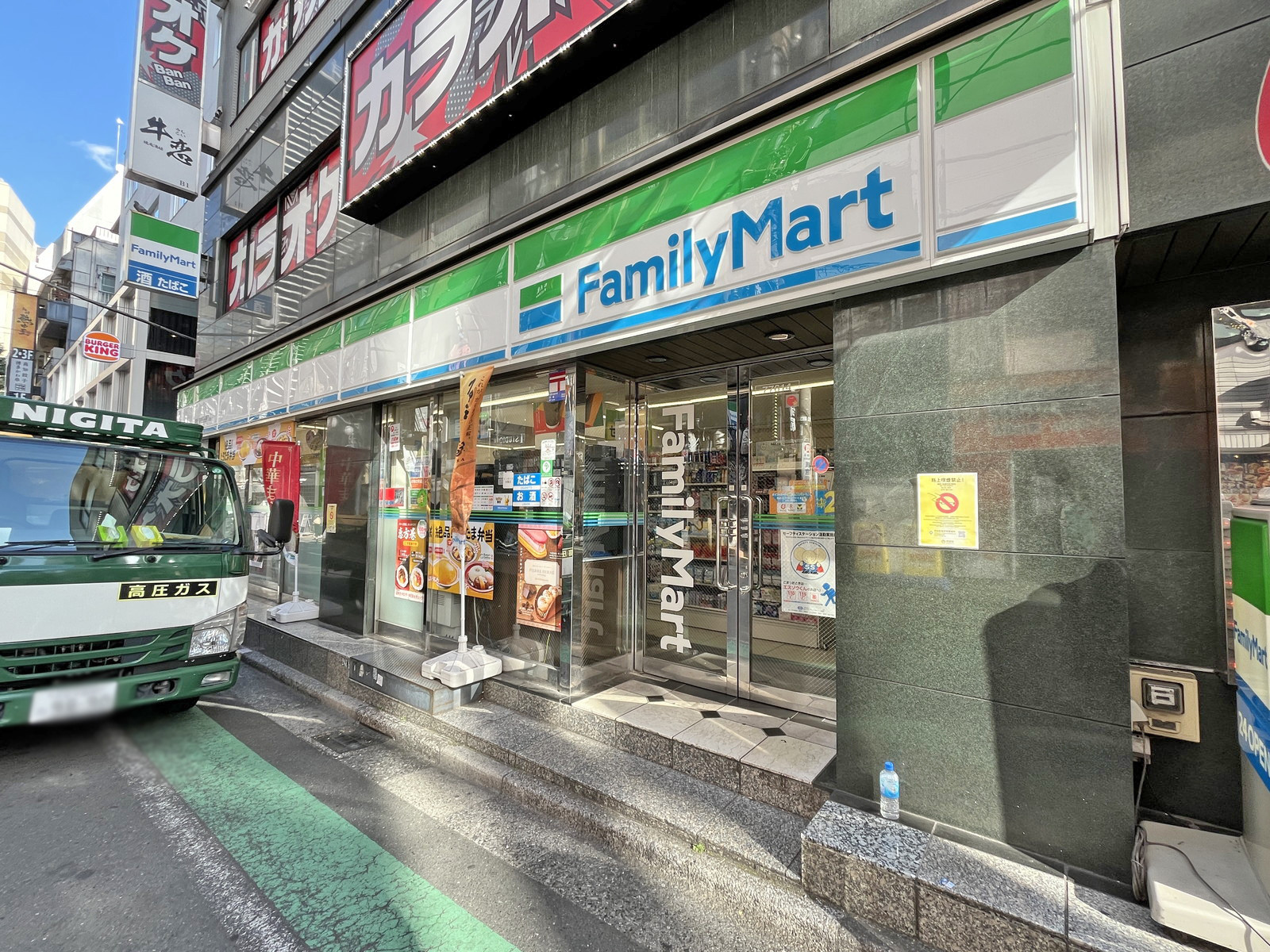 徒歩1分のファミリーマート恵比寿銀座通り店