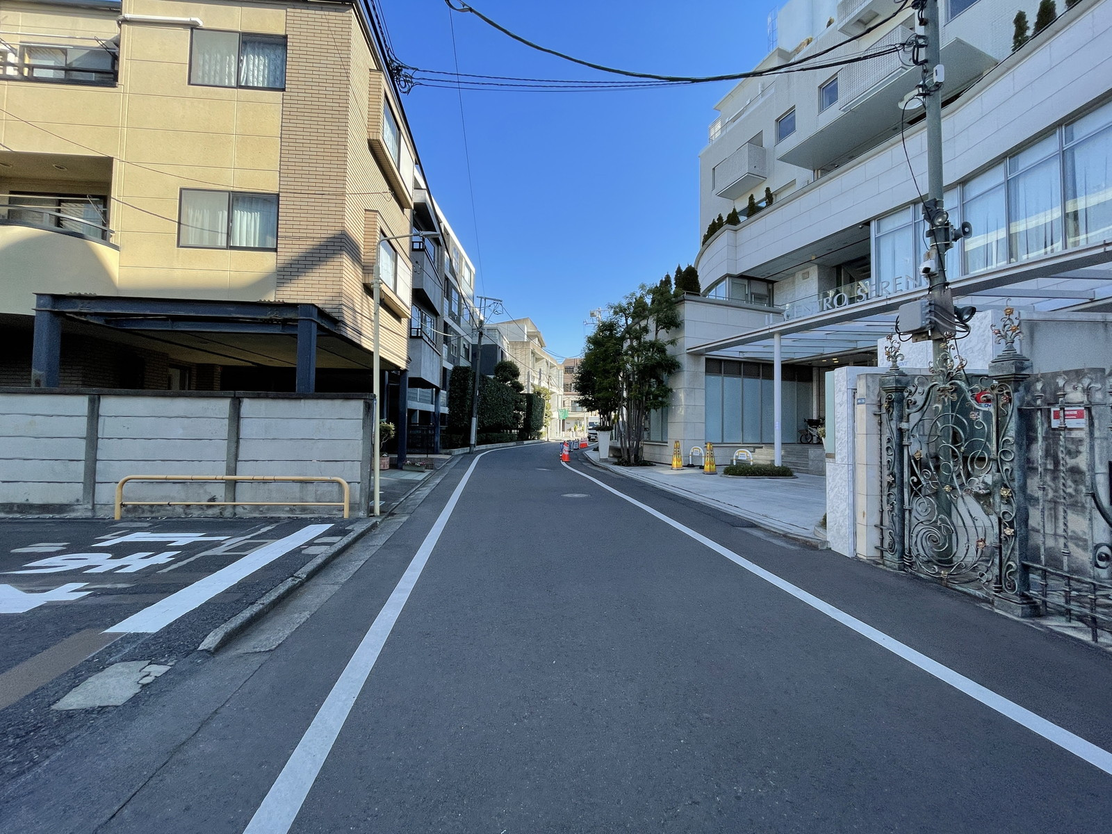 IL CENTRO SERENO前面の通り