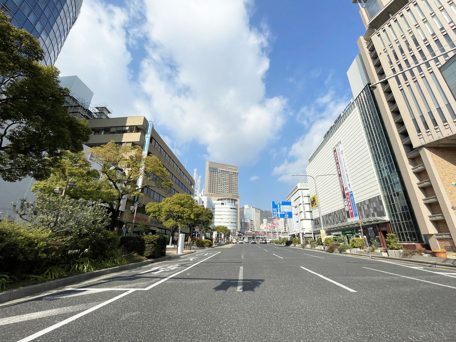 銀泉三宮ビル前面の通り