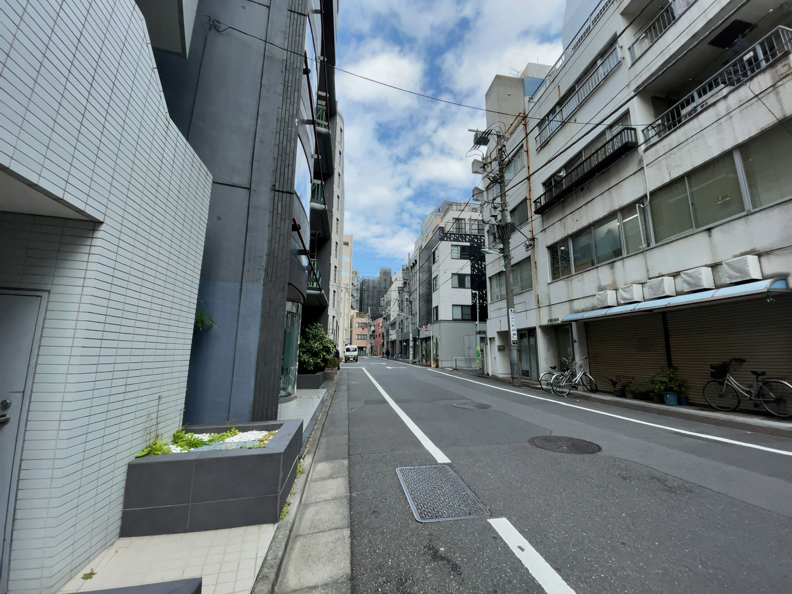 AS ONE 日本橋 East前面の通り