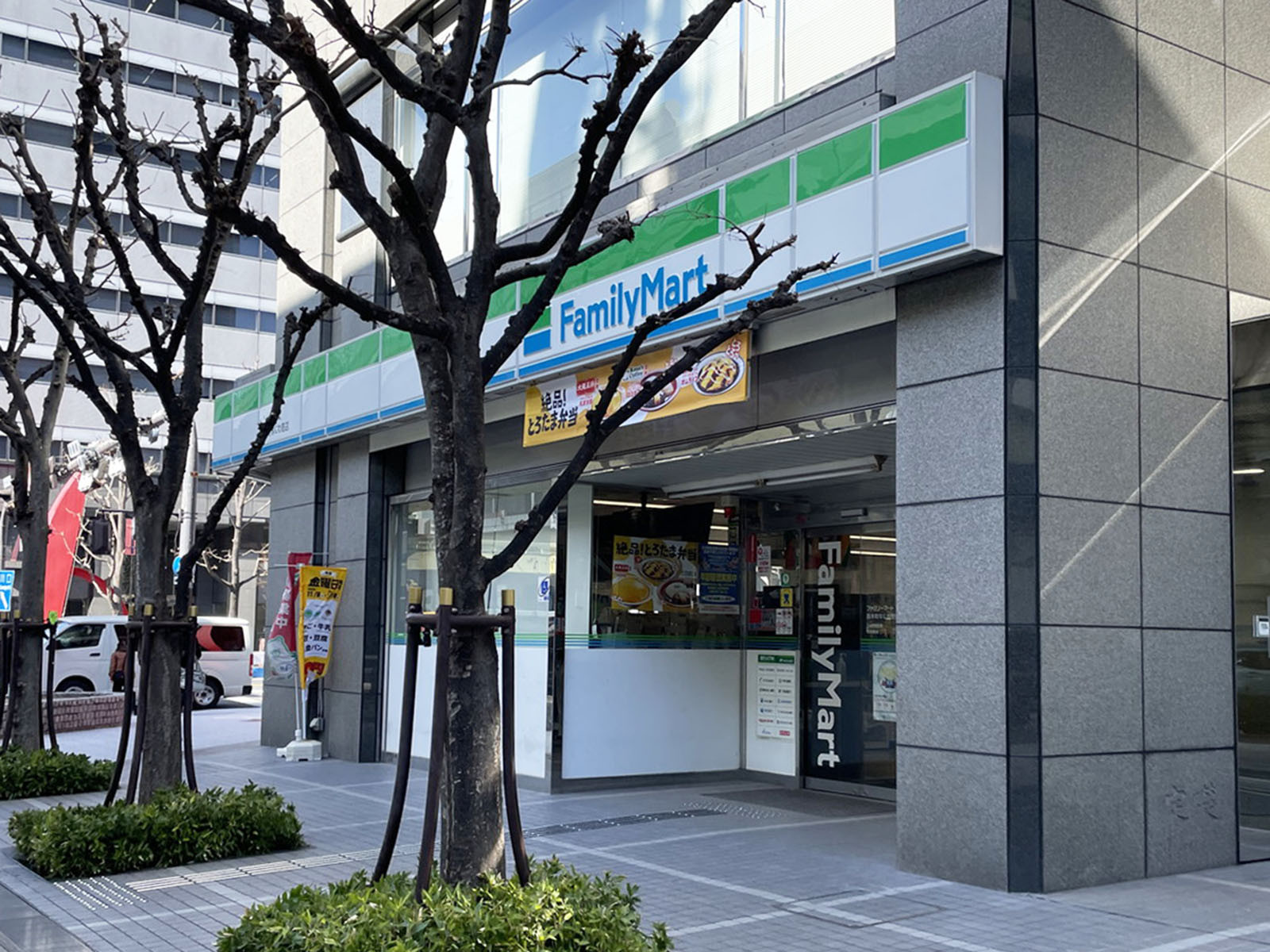並びにあるファミリーマート 西本町なにわ筋店