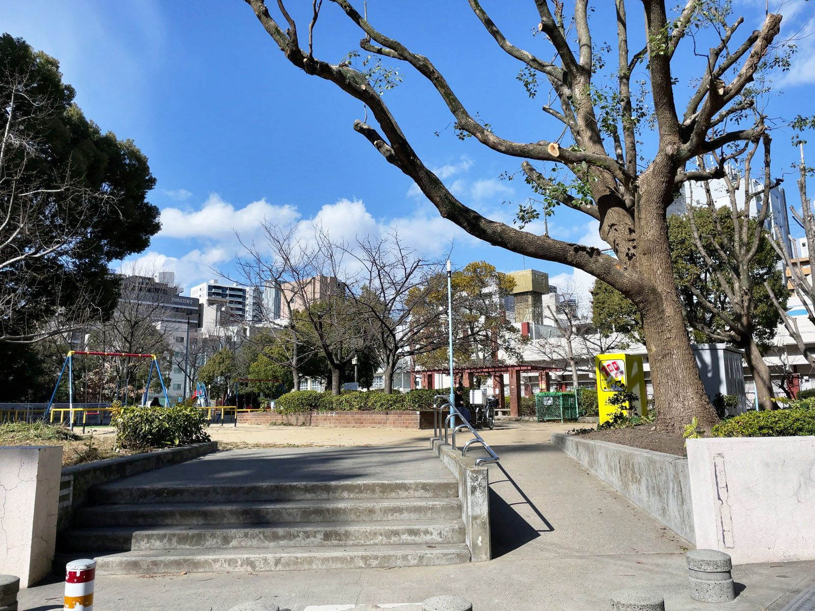斜め向かいにある阿波座南公園