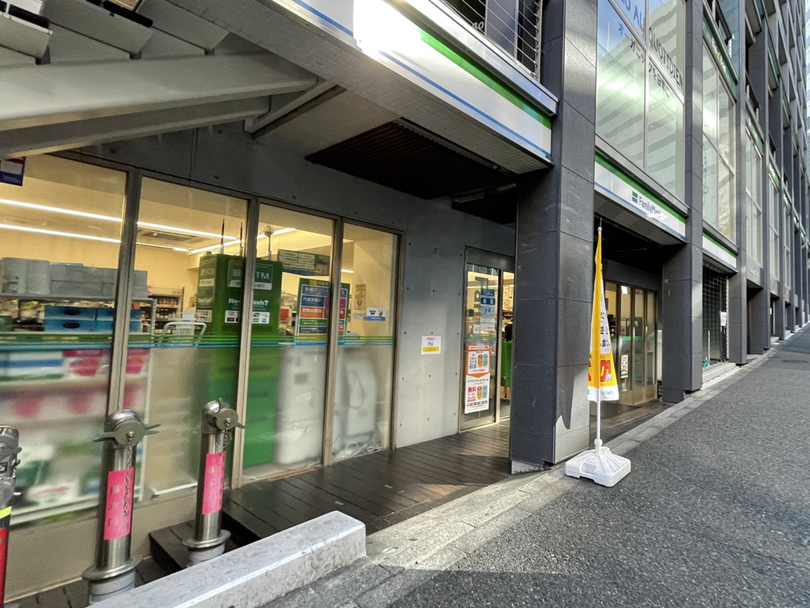 徒歩3分のファミリーマート恵比寿駅東口店