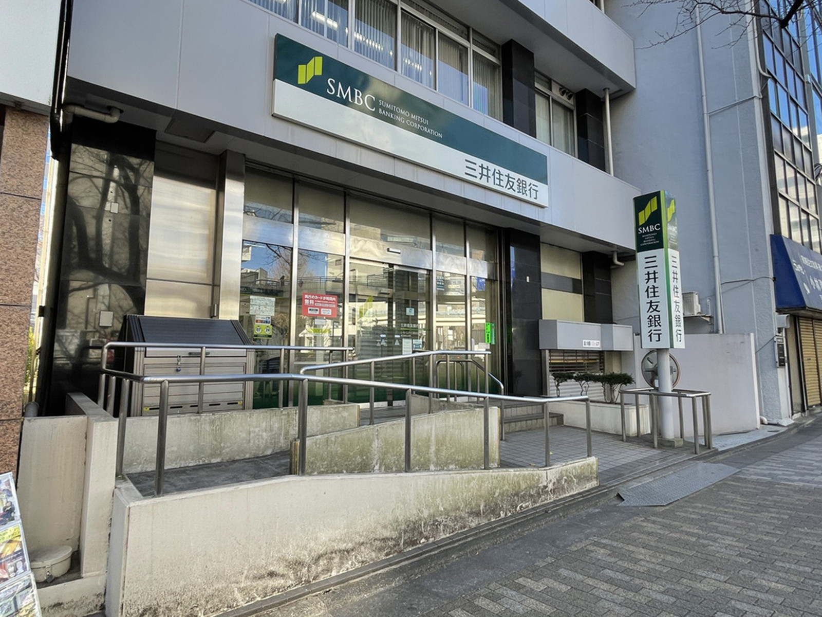 徒歩2分の三井住友銀行ATMコーナー