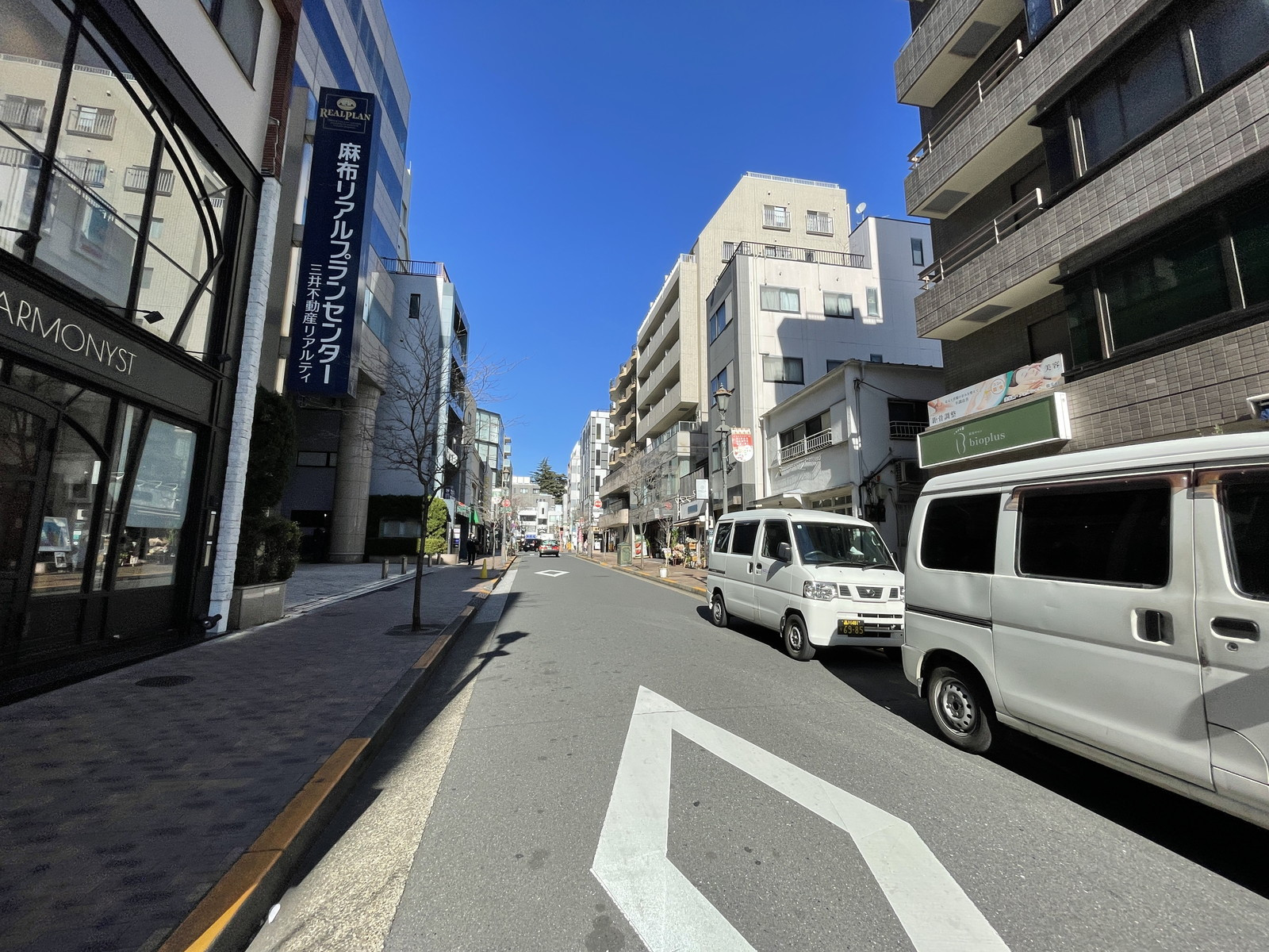 広尾ONビル前面の通り