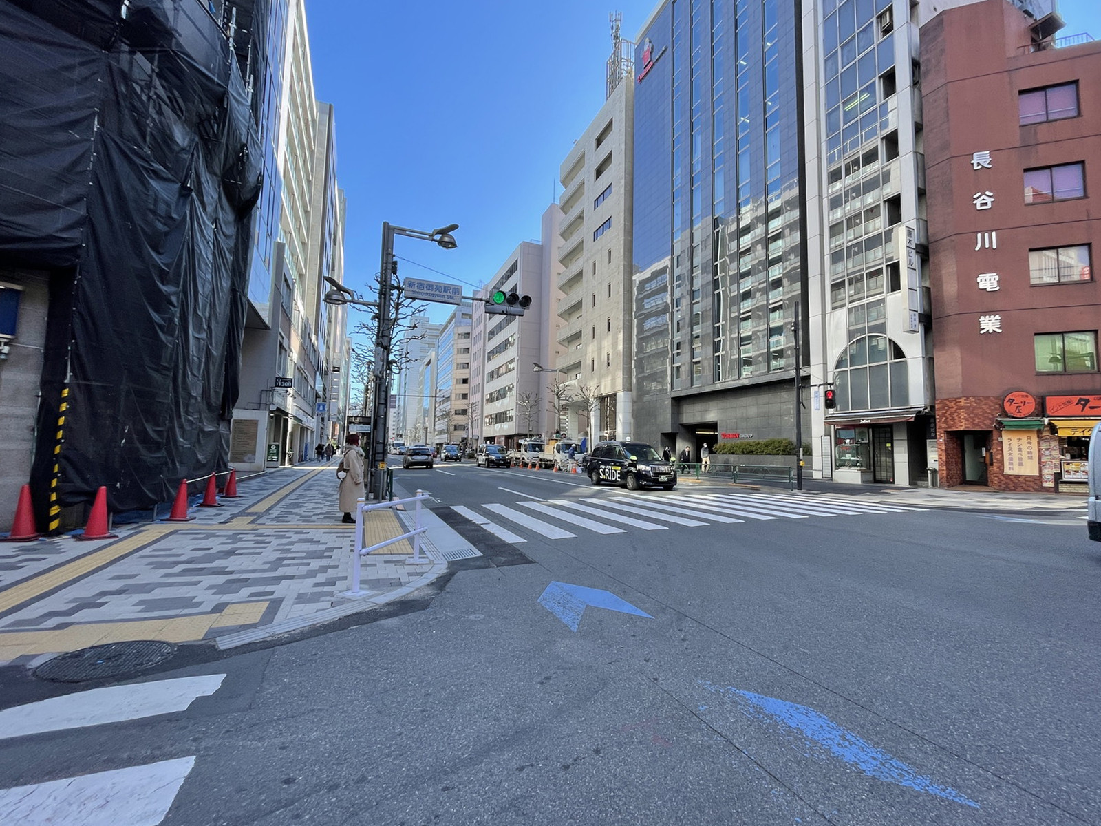 大橋御苑駅ビル前面の新宿通り