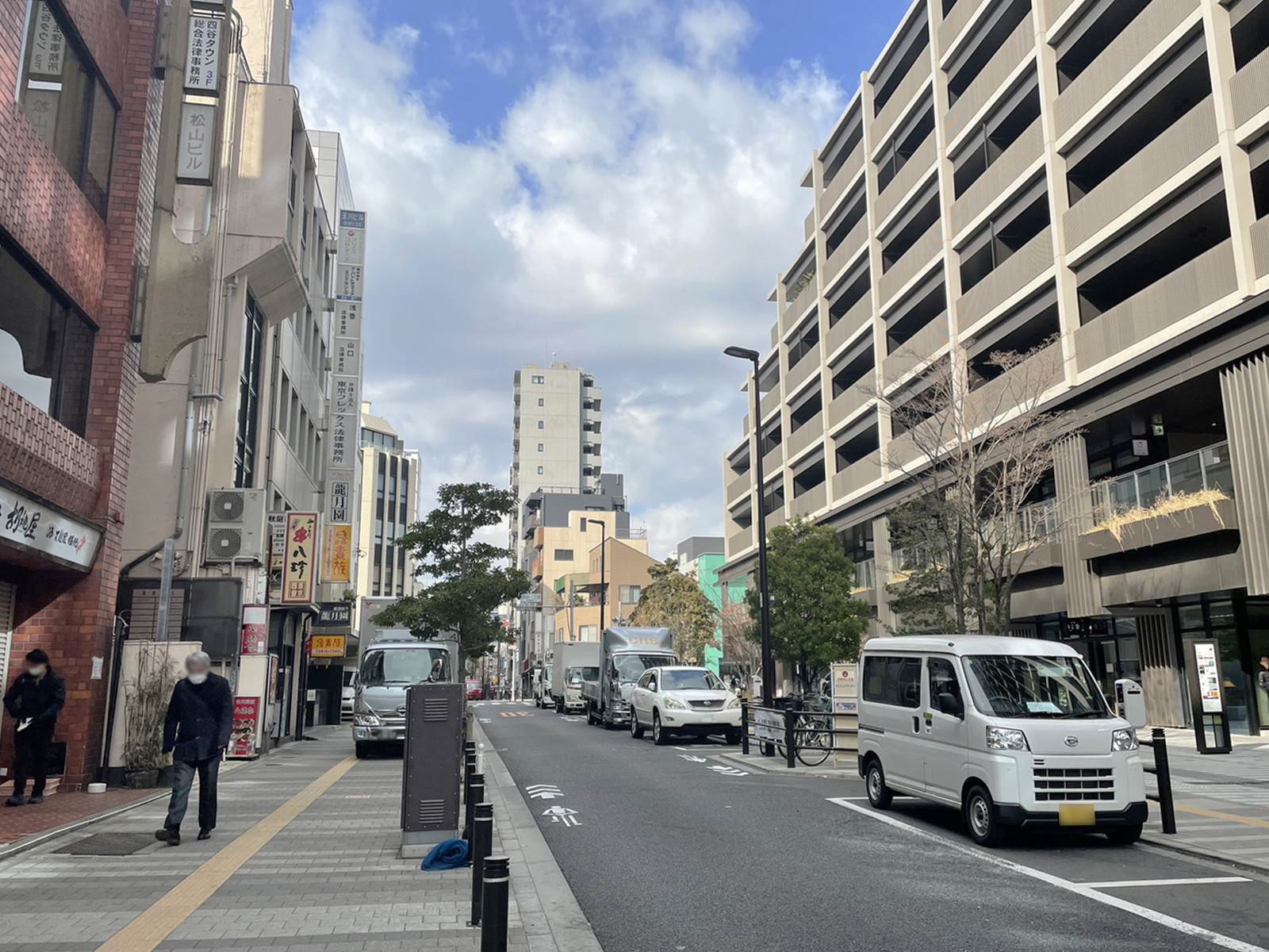 装美ビル前面の三栄通り