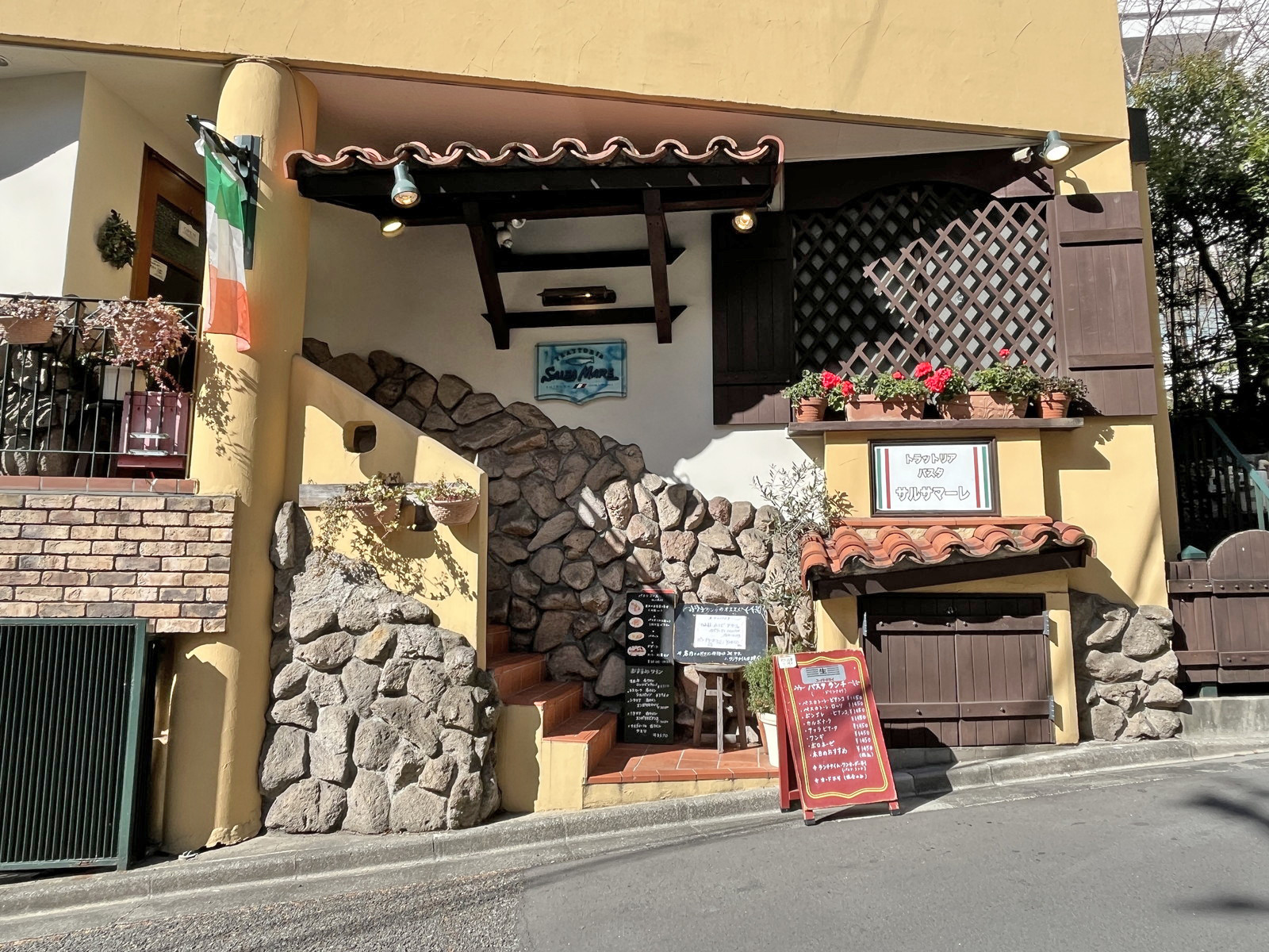 徒歩1分のイタリア料理トラットリア・サルサ・マーレ