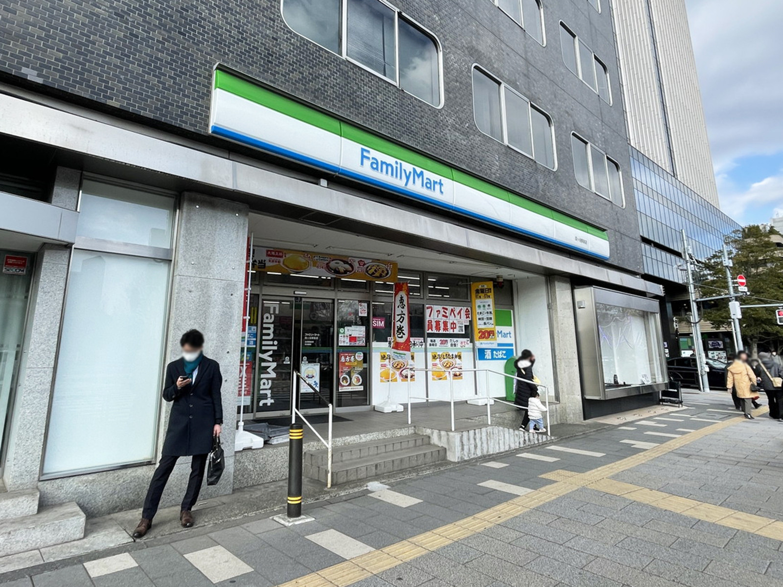 徒歩2分のファミリーマート 四ッ谷駅前店