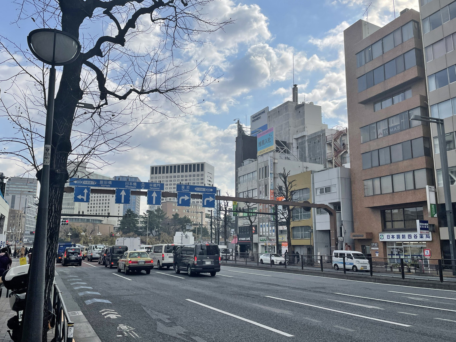 四谷一丁目ビル前面の新宿通り