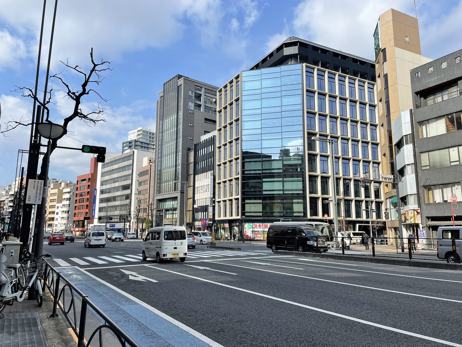 大和屋ビル前面の新宿通り