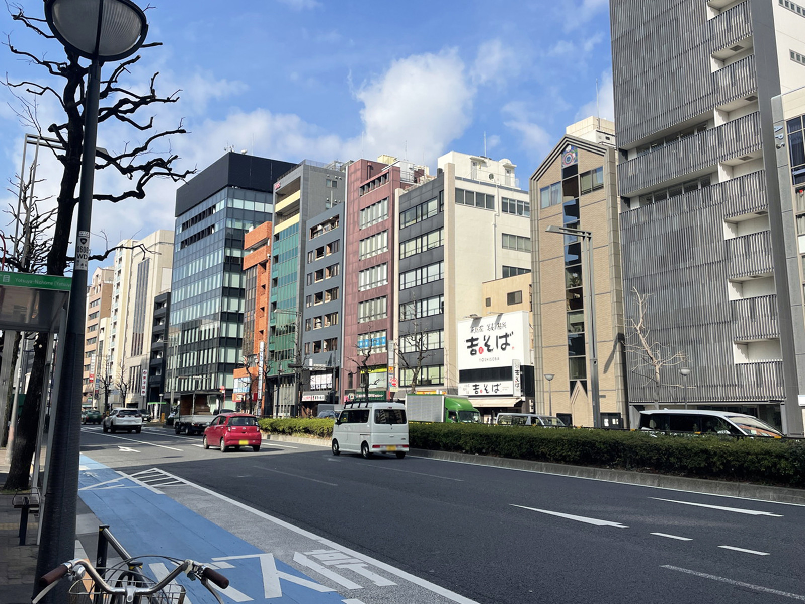 第2河上ビル前面の新宿通り