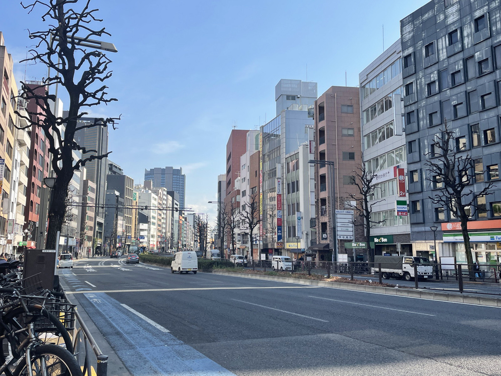 付近の新宿通り