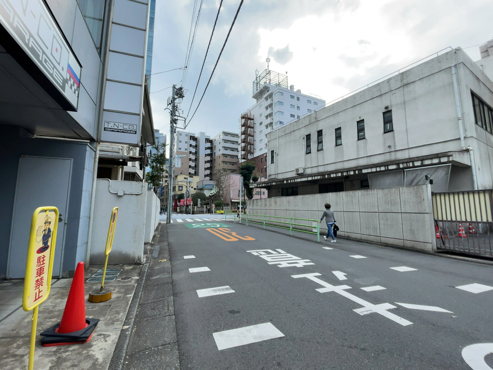 日新中央ビル前面の通り