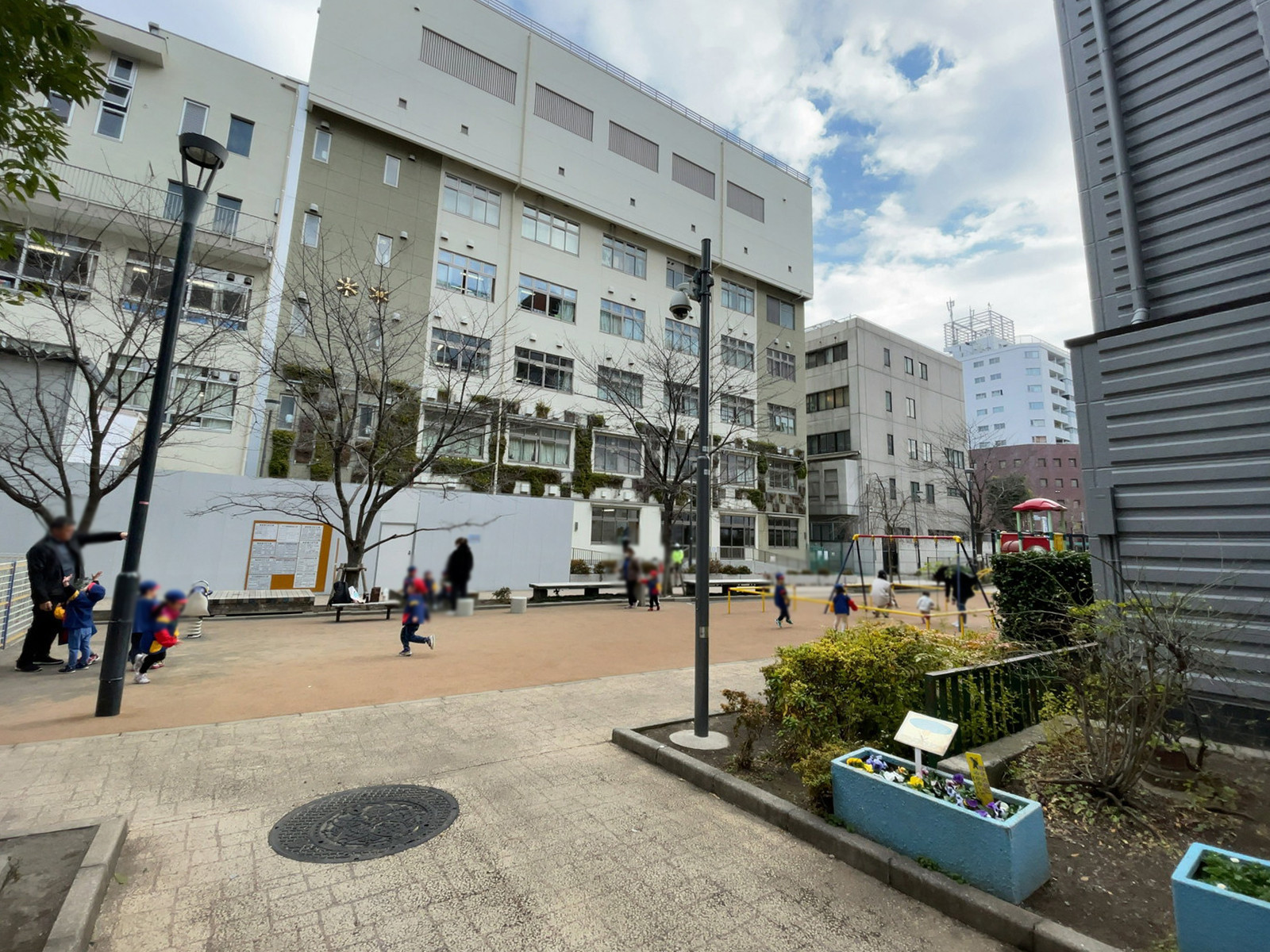 ビル裏の久松児童公園