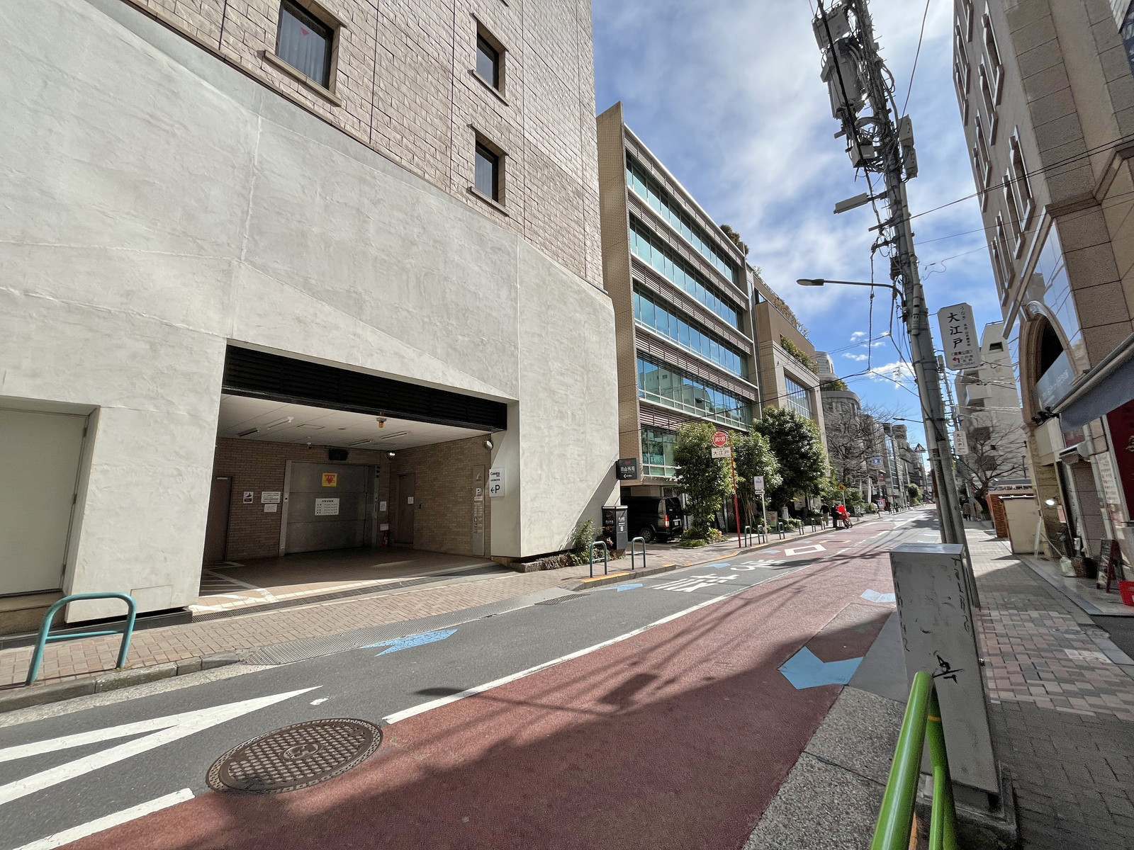 南青山クインビル前面通り