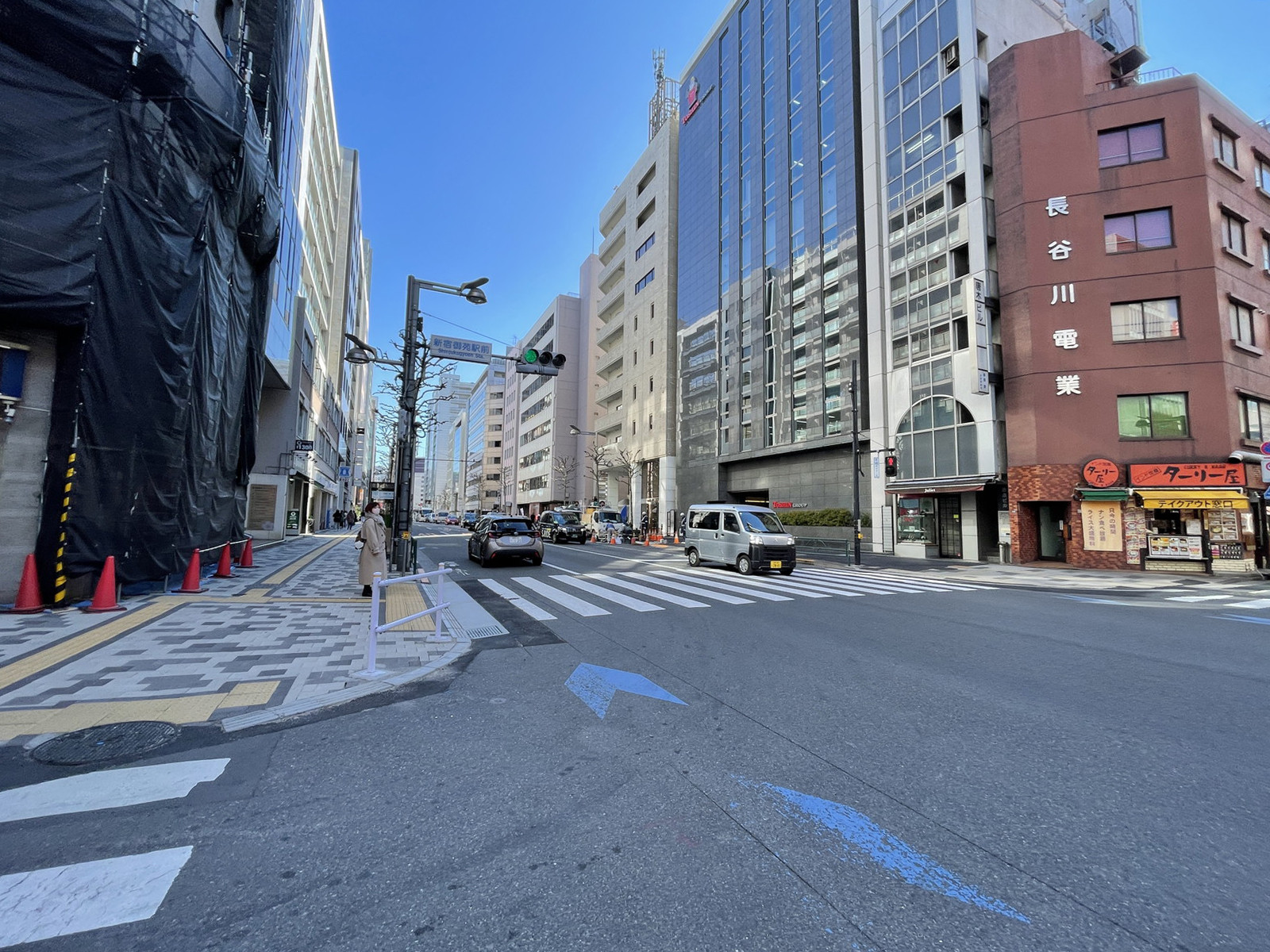 第2タケビル前面の新宿通り