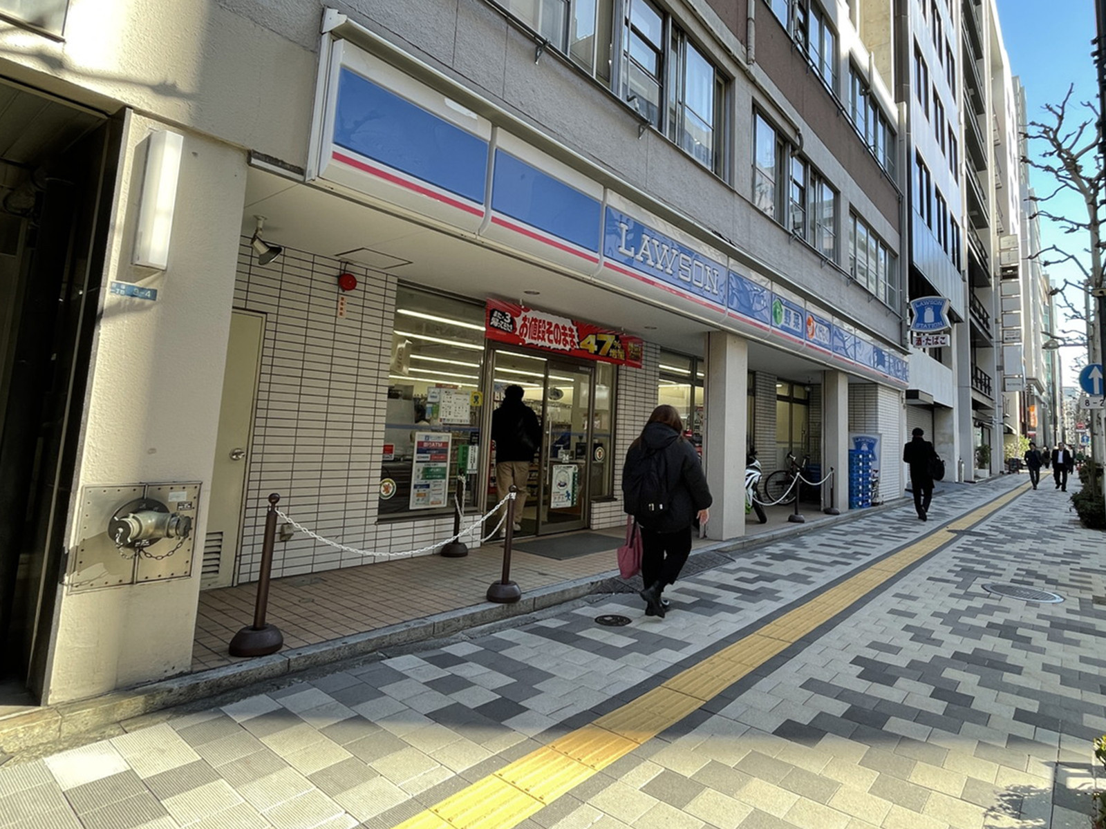 徒歩1分のローソン 新宿御苑前店
