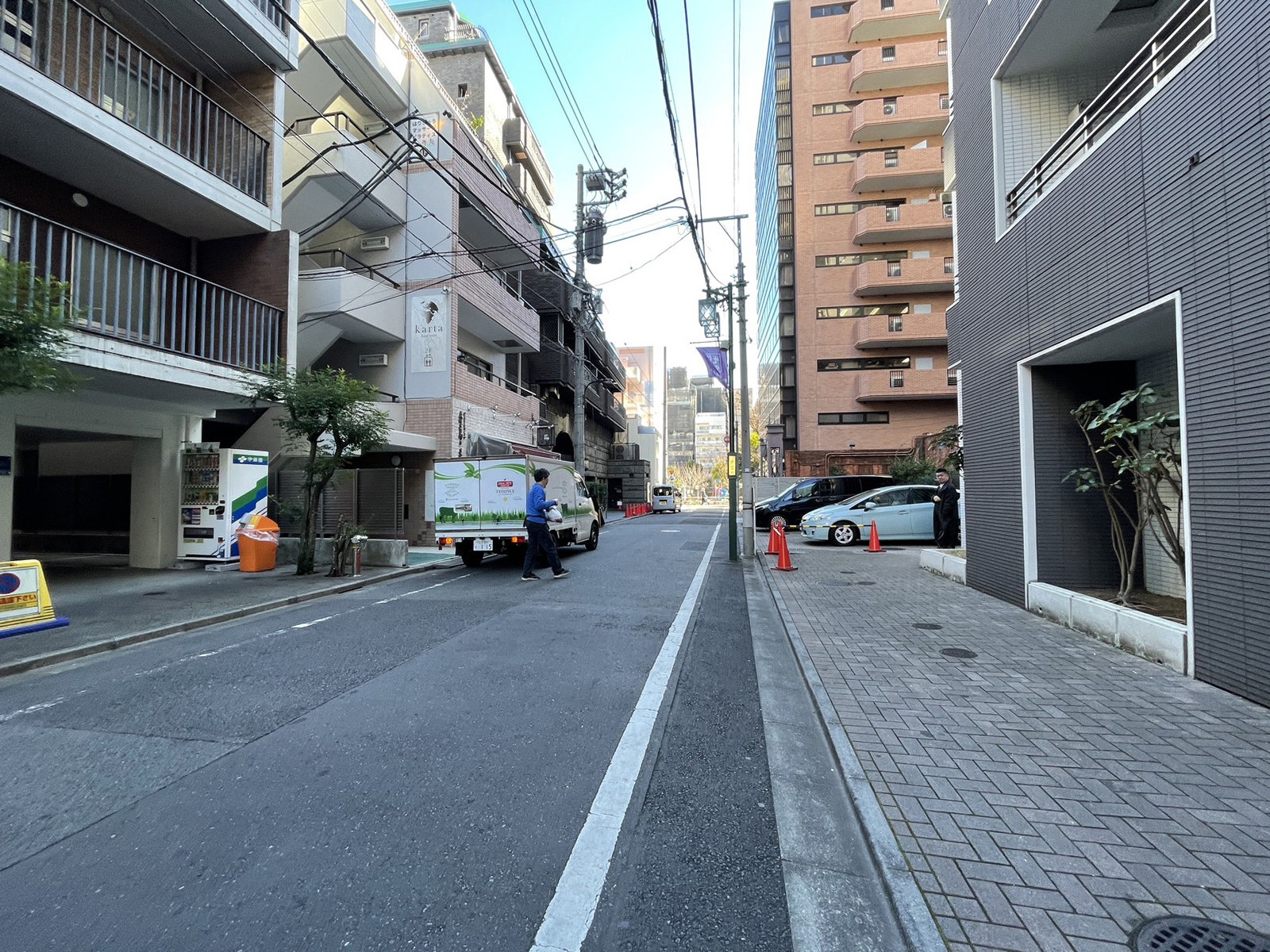 エルスタンザ新宿御苑前面の通り