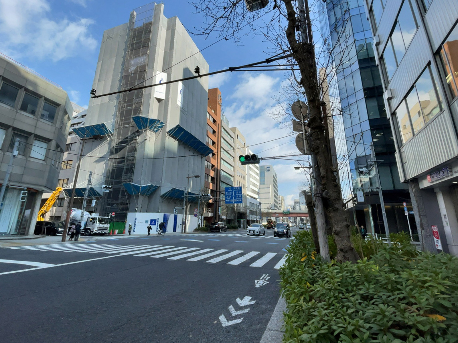 ワカ末ビル前面の通り