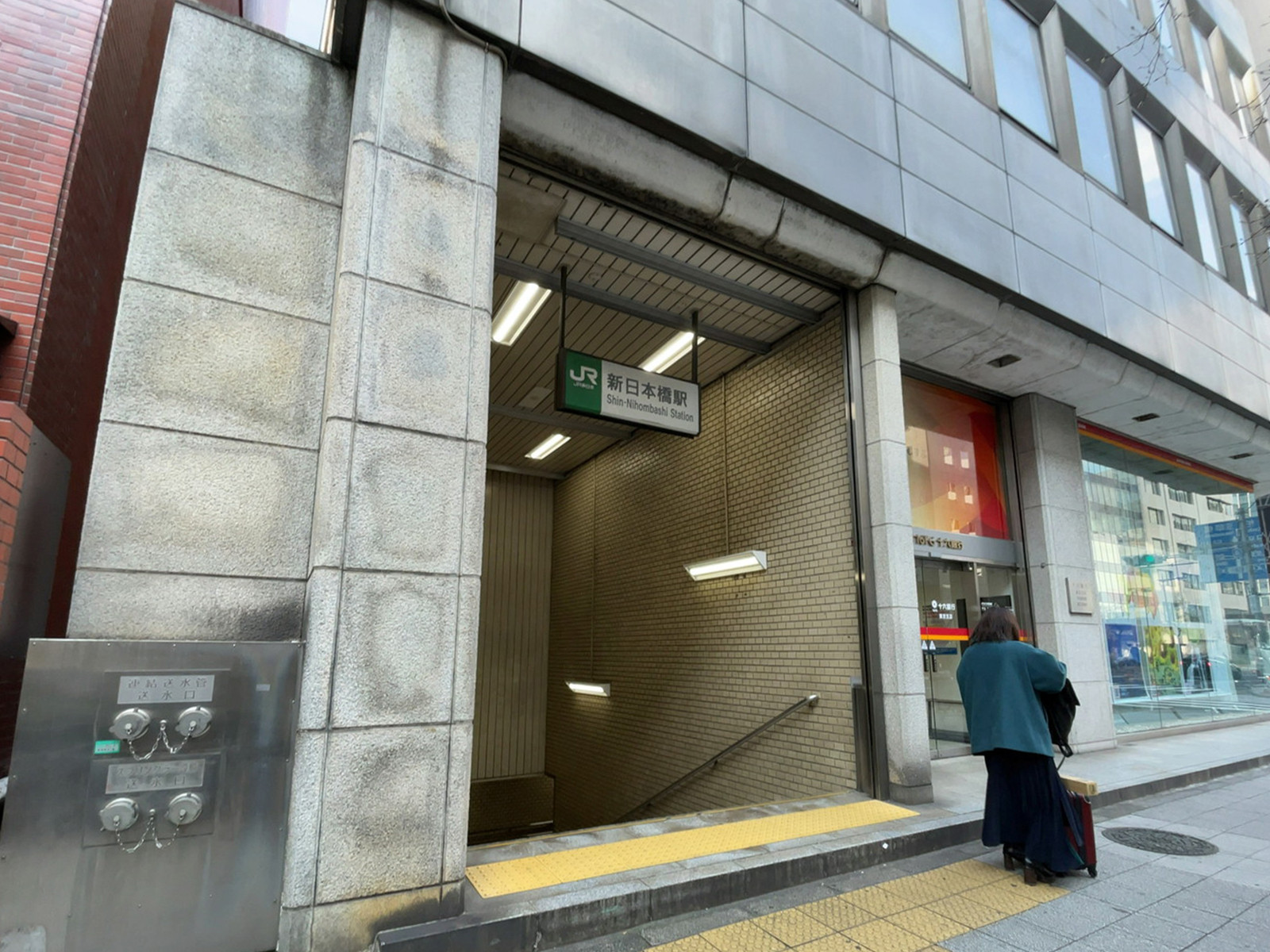 最寄りの「新日本橋駅」