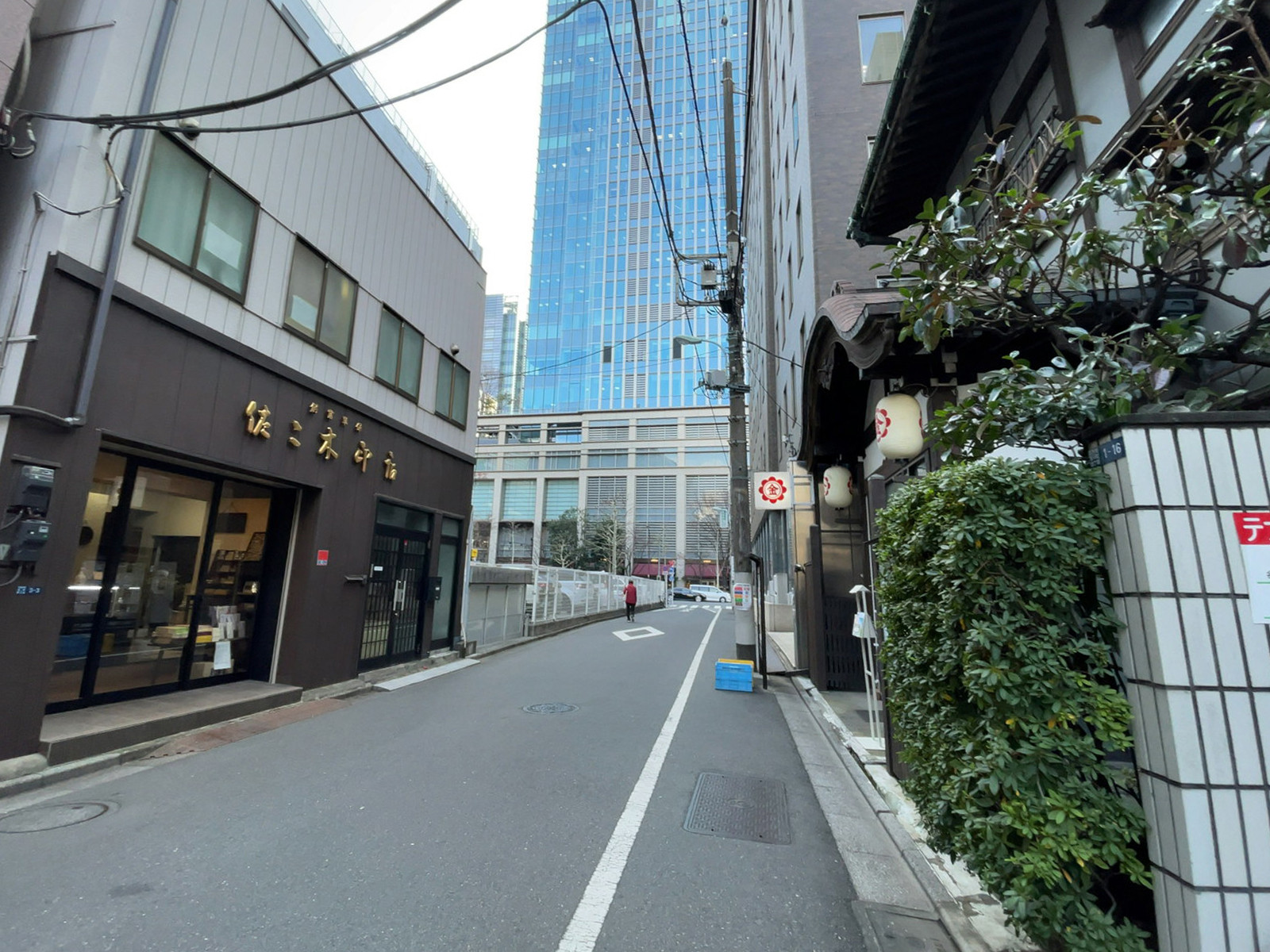 室町フェニックスビル前面の通り