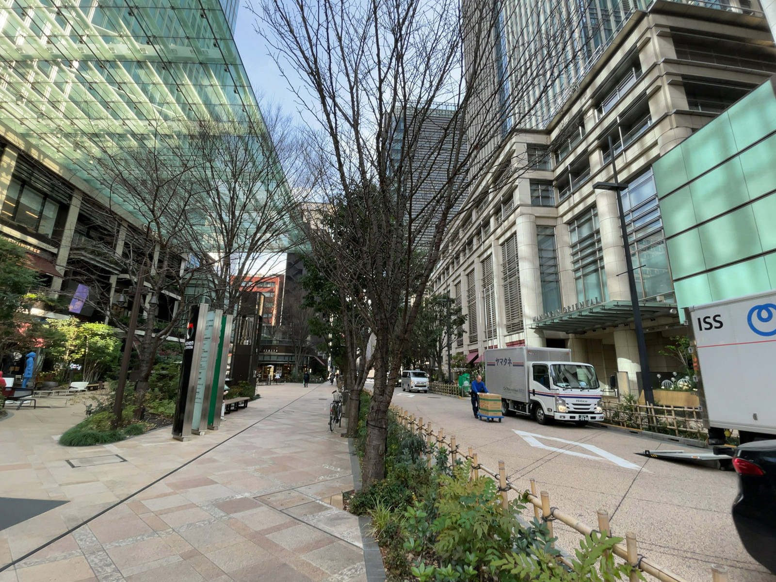 日本橋室町三井タワー前面の通り
