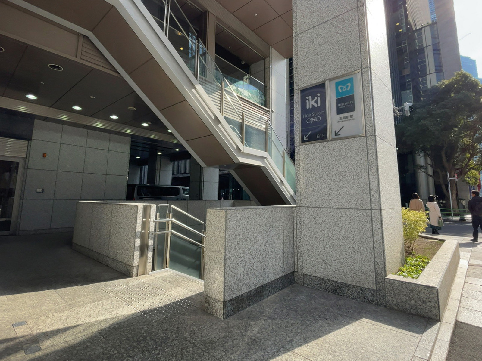徒歩圏内の「三越前駅」