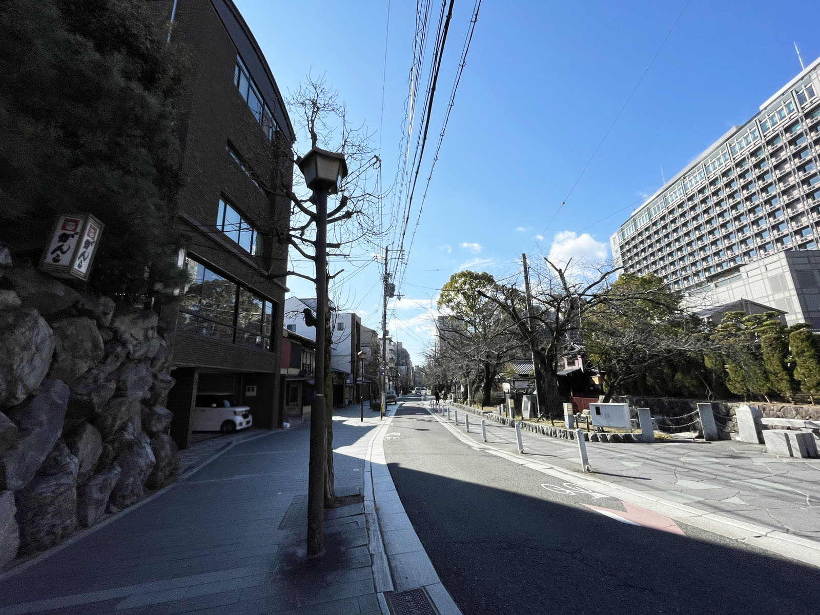 京都銀行会館前面の通り