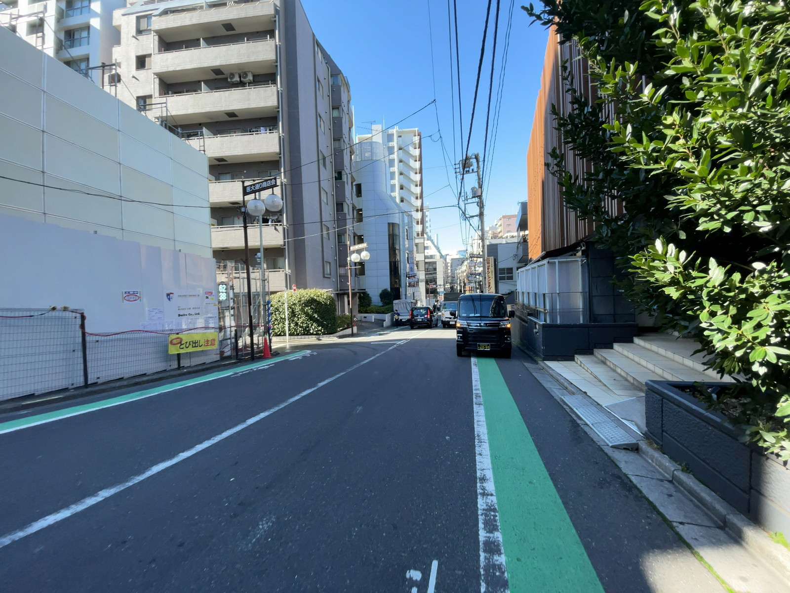 新宿石井ビル前面の通り