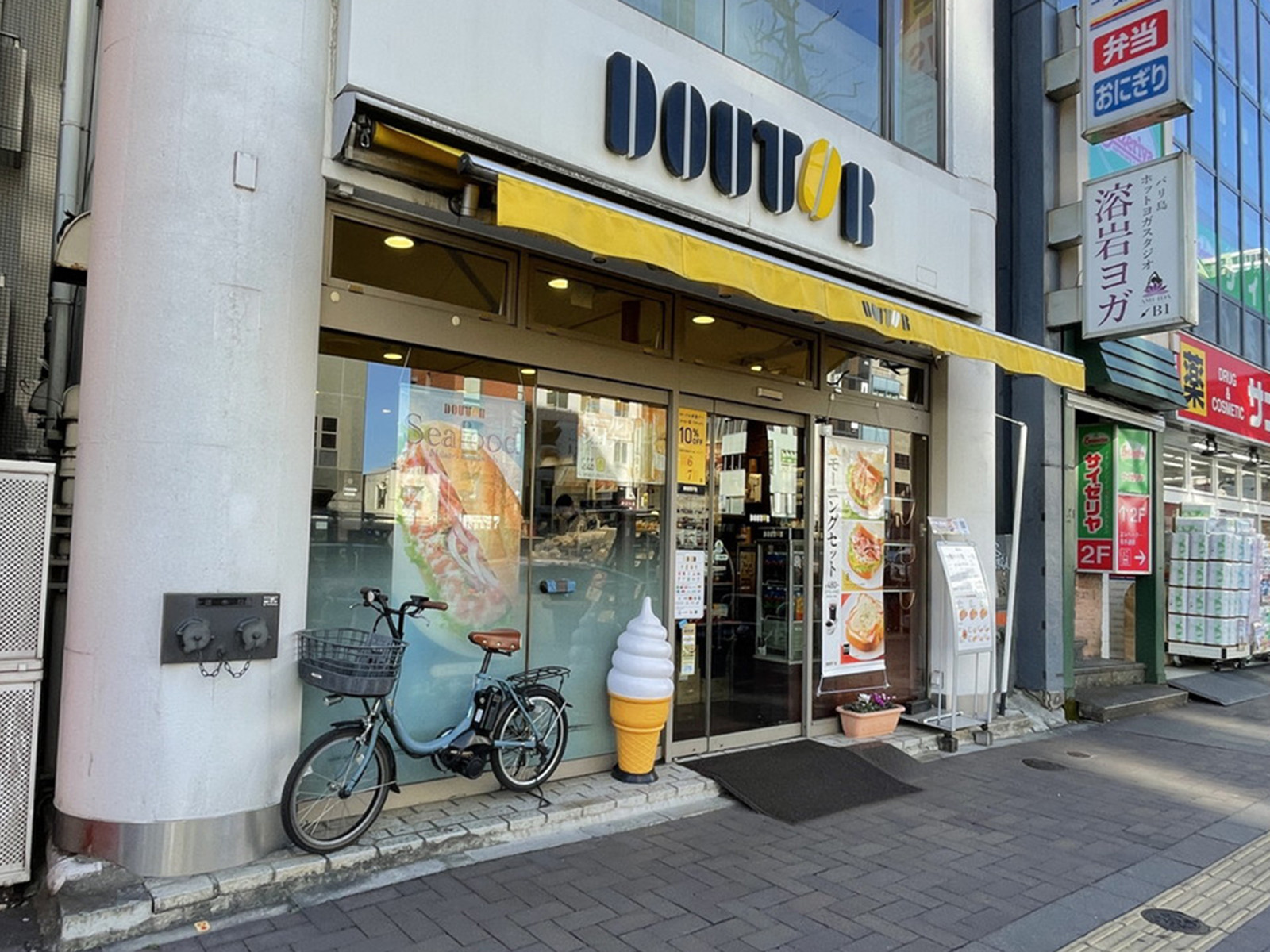 付近のドトールコーヒーショップ四谷3丁目店